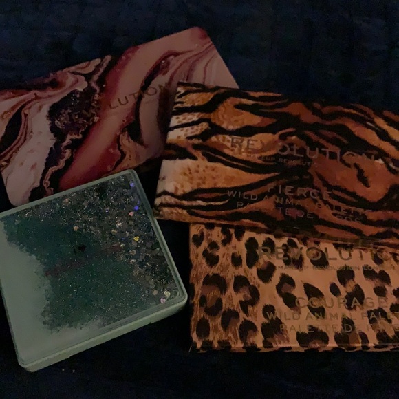 Make up revolution eye shadow palettes - Picture 1 of 12